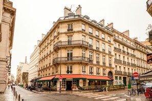A corner building with a cafe named 'MAMACITA' and a restaurant named 'BISTRO DE LA BANQUE' on the ground floor. - Merveil - Luxury Suite - Opera - Rougemont I (Paris)