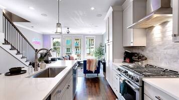 Kylskåp, mikrovågsugn, ugn och spishäll