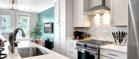 Frigorífico, microondas, horno y placa de cocina