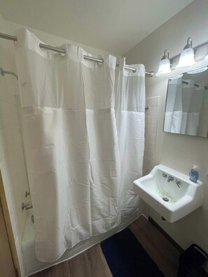 Shower, towels - Liberty Valley Studios in Madison, Wi! (Madison)