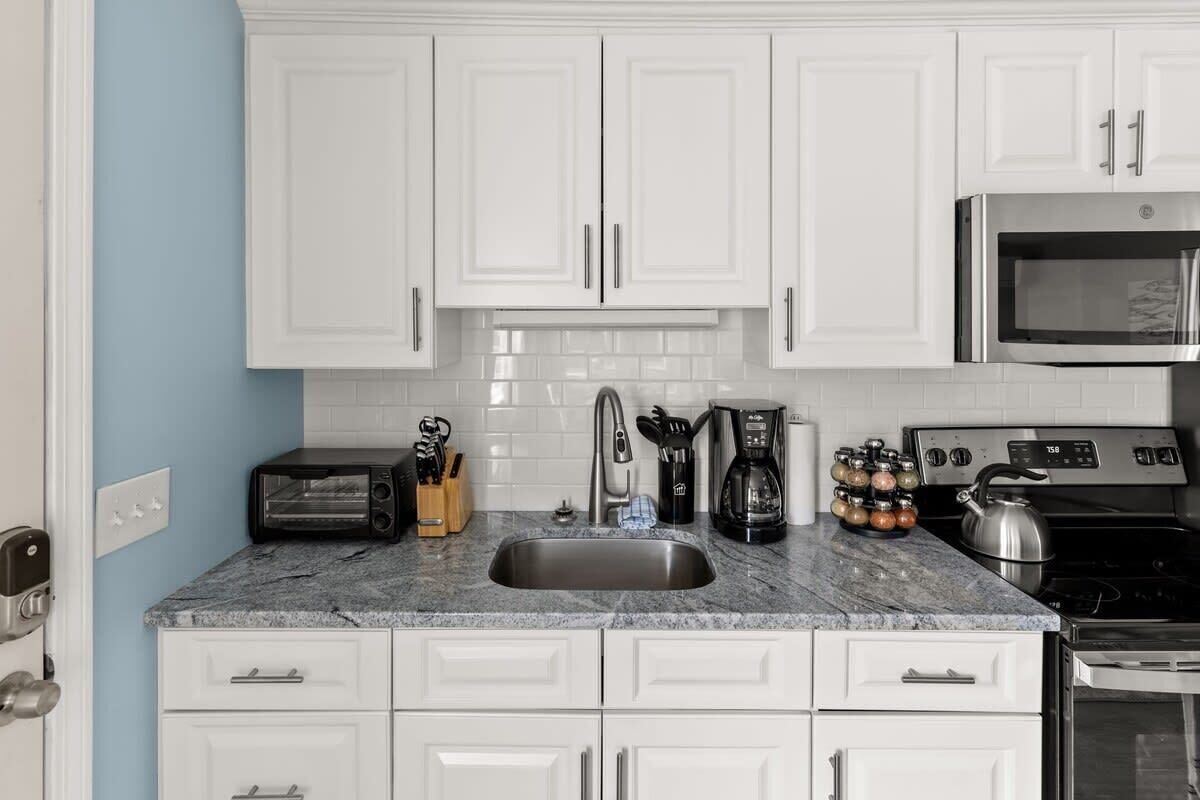 Refrigerador, microondas, horno y parrilla de estufa 