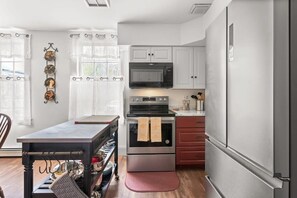 Køleskab, mikrobølgeovn, ovn, kogeplade