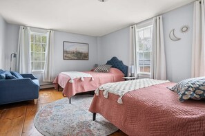 2 bedrooms, desk, iron/ironing board, WiFi - Historical Winter Stay | Circa 1805 | Pet-Friendly (Epping)