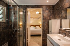 Shower, hair dryer, towels