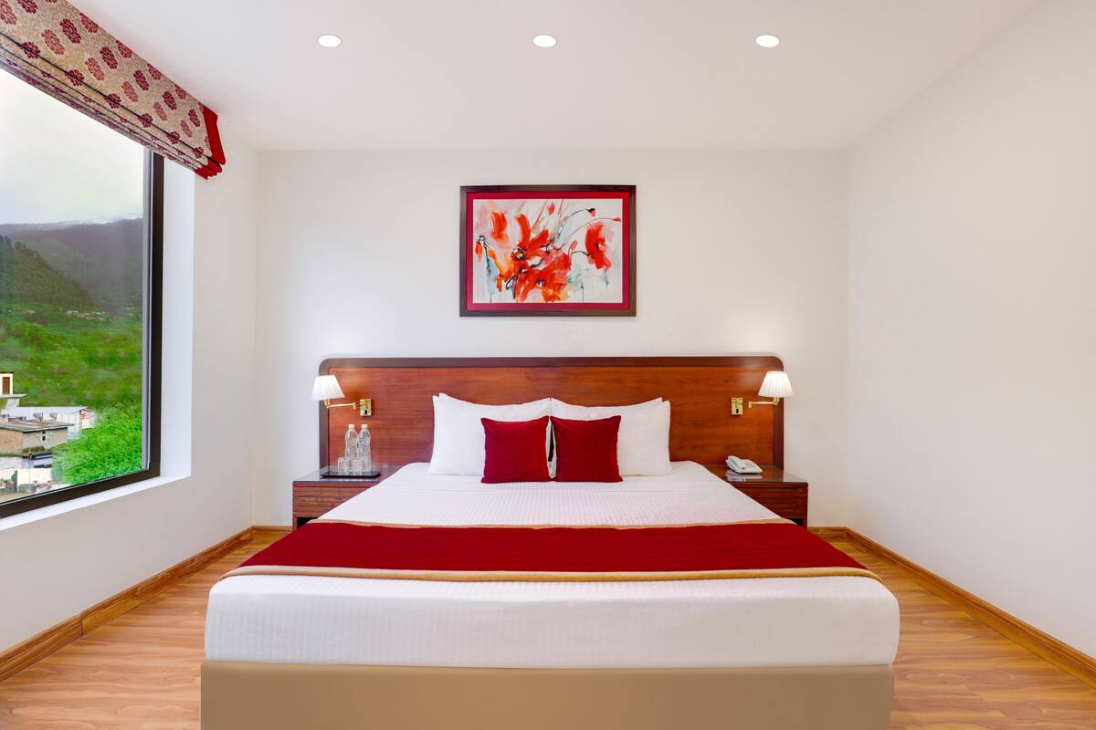 Junior Suite | 1 bedroom, desk, laptop workspace, soundproofing