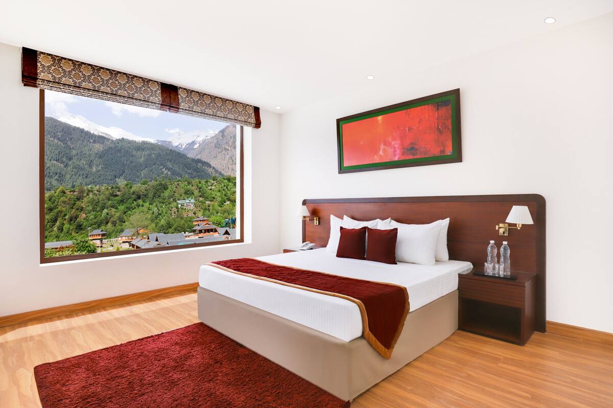 Executive Suite | 1 bedroom, desk, laptop workspace, soundproofing