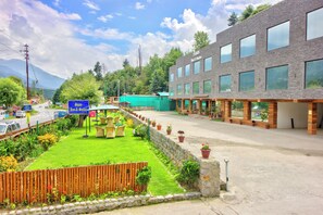 Front of property - Span Inn Suites Manali (Manali)
