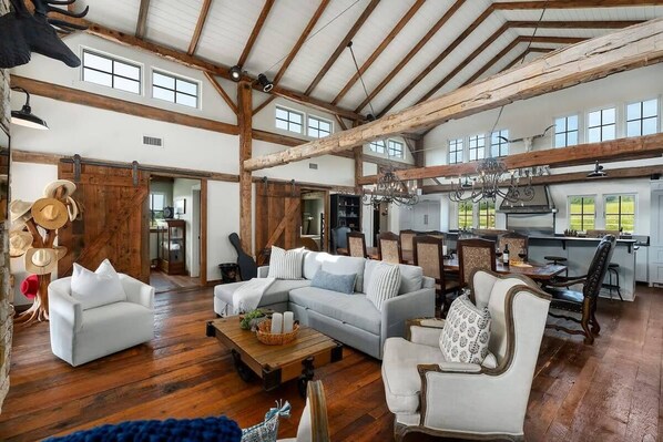 Televisión, chimenea y oficina 