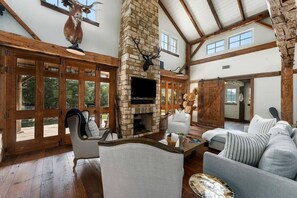 电视、壁炉、办公室