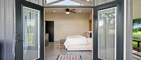 2 habitaciones, tabla de planchar con plancha, wifi y ropa de cama