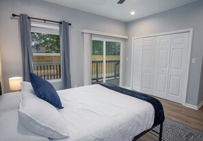 4 bedrooms, iron/ironing board, WiFi, bed sheets