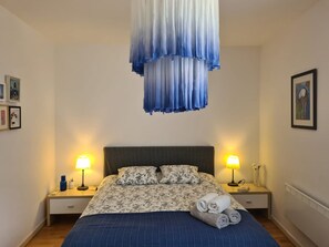 2 bedrooms, iron/ironing board, bed sheets