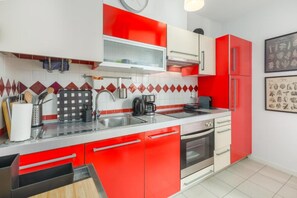 Refrigerador, microondas, horno, placa de cocina