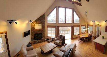 Mountain Chalet Getaway by Bryce Resort l Screened In Porch l WiFi