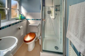 Baignoire, séchoir à cheveux, serviettes fournies