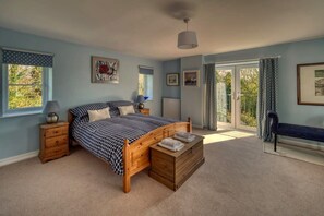 4 habitaciones, tabla de planchar con plancha, wifi y ropa de cama 