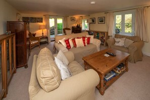 Televisión, reproductor de DVD, libros y estéreo 