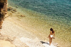 Plage privée, chaise longue, parasol