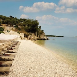 Playa privada, sillas reclinables de playa, sombrillas