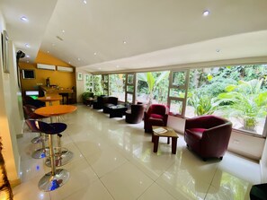 2 bar/ruang istirahat 