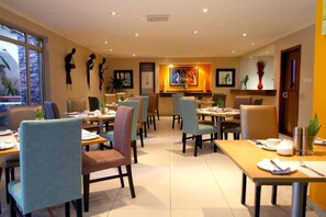 Breakfast, lunch, dinner and brunch served - La Cour - Hotels (Lagos)
