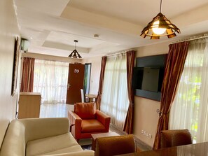 Exclusive Double Room | Ruang tamu | 45 inci televisyen skrin rata dengan satelit, TV 