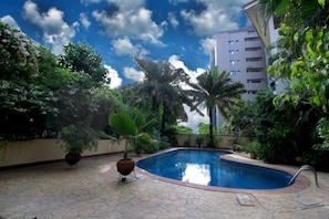 Outdoor pool, open 7:00 AM to 8:00 PM, pool umbrellas, sun loungers - La Cour - Hotels (Lagos)
