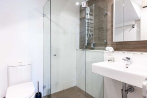 Shower, hair dryer, towels