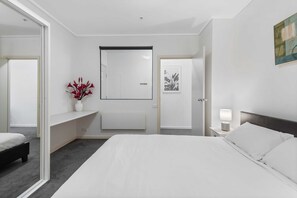 1 habitación, escritorio, tabla de planchar con plancha y wifi