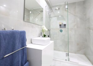 Douche, sèche-cheveux, bidet, serviettes fournies