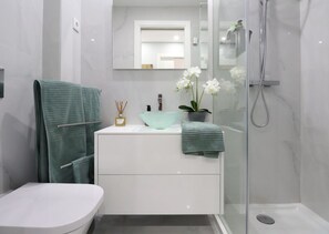 Douche, sèche-cheveux, bidet, serviettes fournies