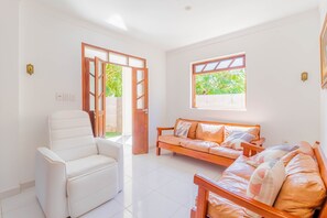 Living room - GB09 Ótima Casa 6 Quartos a 50m da Praia (Camaçari)