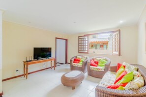 Living area - GB09 Ótima Casa 6 Quartos a 50m da Praia (Camaçari)