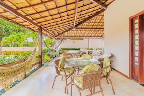 Outdoor dining - GB09 Ótima Casa 6 Quartos a 50m da Praia (Camaçari)