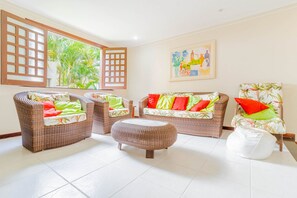 Living area - GB09 Ótima Casa 6 Quartos a 50m da Praia (Camaçari)