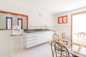 Dining - GB09 Ótima Casa 6 Quartos a 50m da Praia (Camaçari)