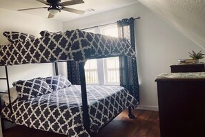 3 bedrooms, desk, iron/ironing board, free WiFi - Swim, fish, and explore bluffs, just across the street. (Lowell)