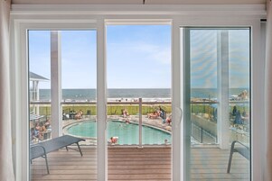 Pool Front Balcony with Kitchenette | Vistas al mar