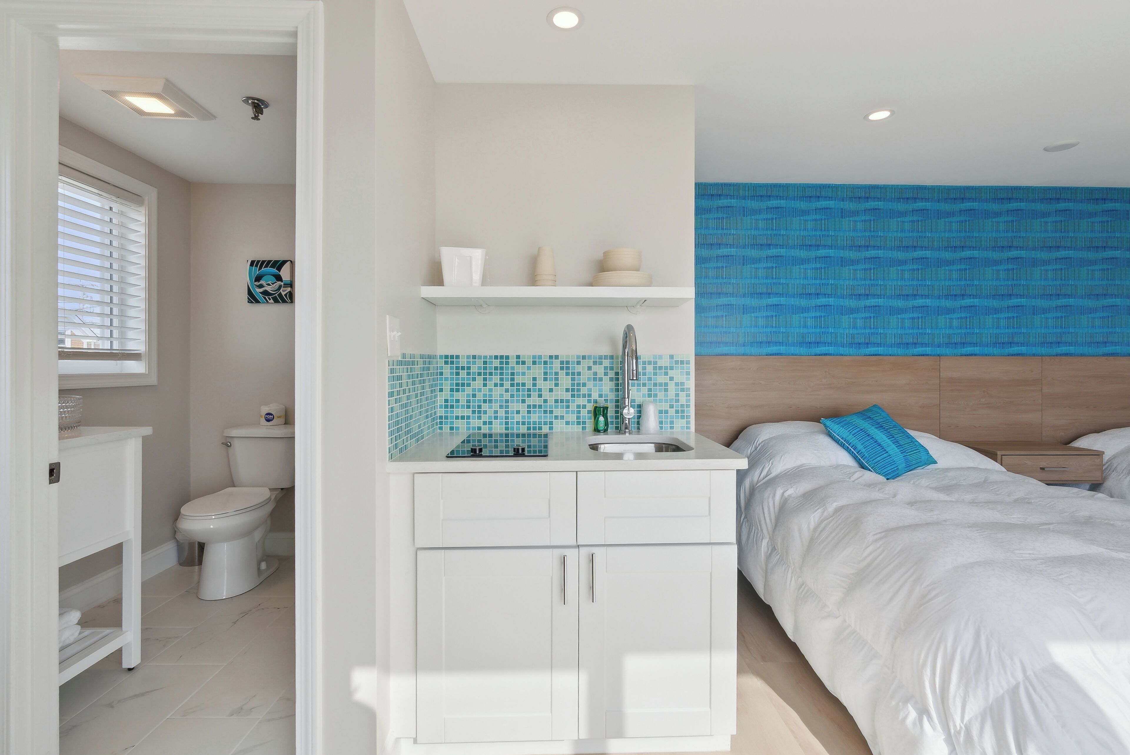 Un bagno moderno con servizi igienici, lavandino e doccia.