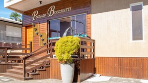 A building with a wooden facade and a sign that reads "Pousada Boschetti". - Pousada Boschetti (Gramado)