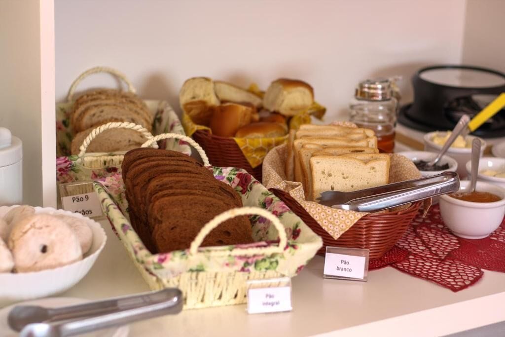 Café da manhã com buffet grátis todos os dias