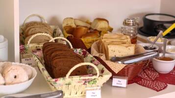 Café da manhã com buffet grátis todos os dias