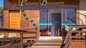 A wooden building with the sign "Pousada Boschetti" above the entrance. - Pousada Boschetti (Gramado)