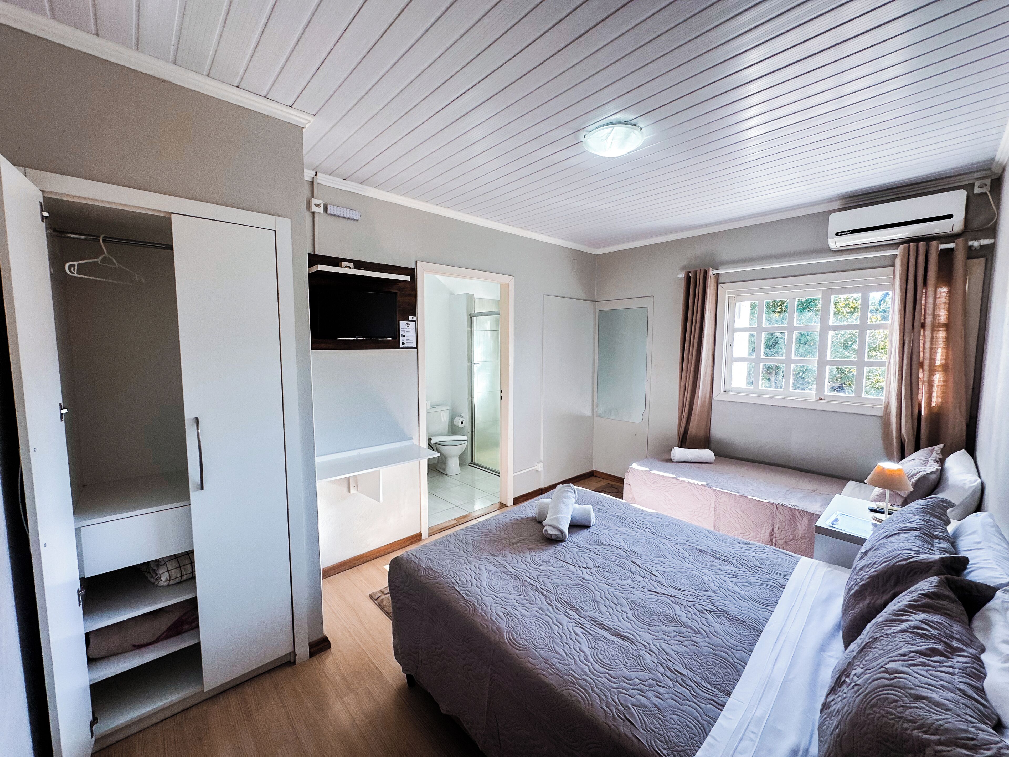 Quarto básico | Wi-Fi de cortesia, roupa de cama