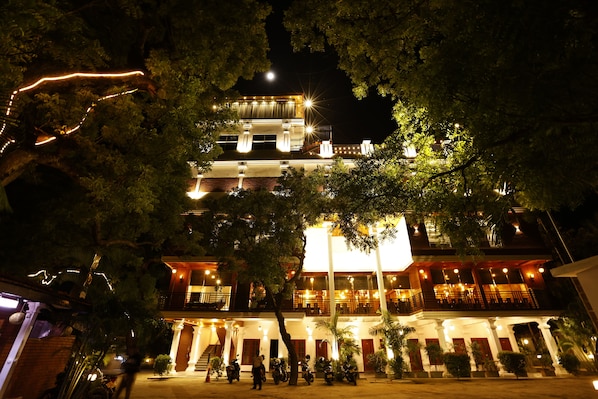 Front of property - evening/night - J Hotel (Jaffna)