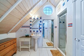Haartrockner, Handtücher, Seife, Toilettenpapier
