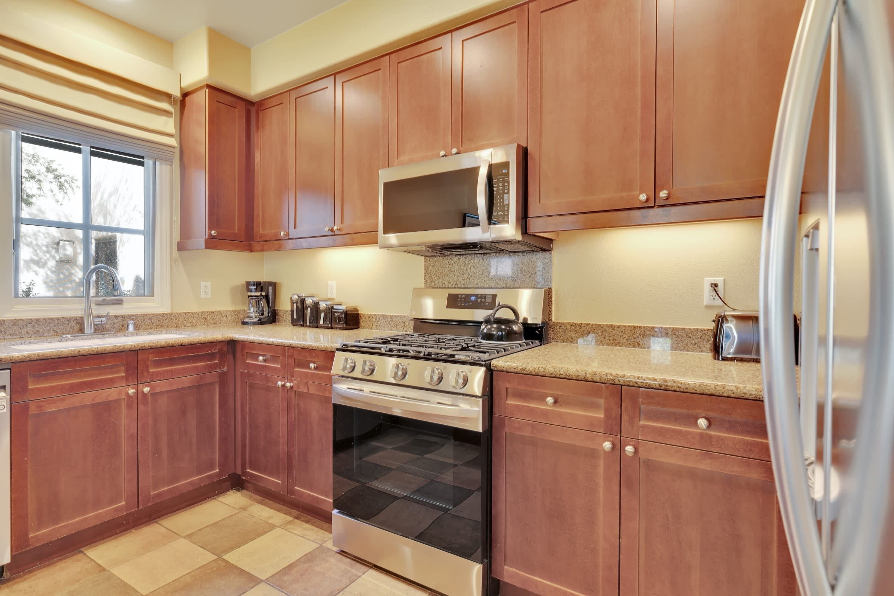Coffee/tea maker, fridge, microwave, oven