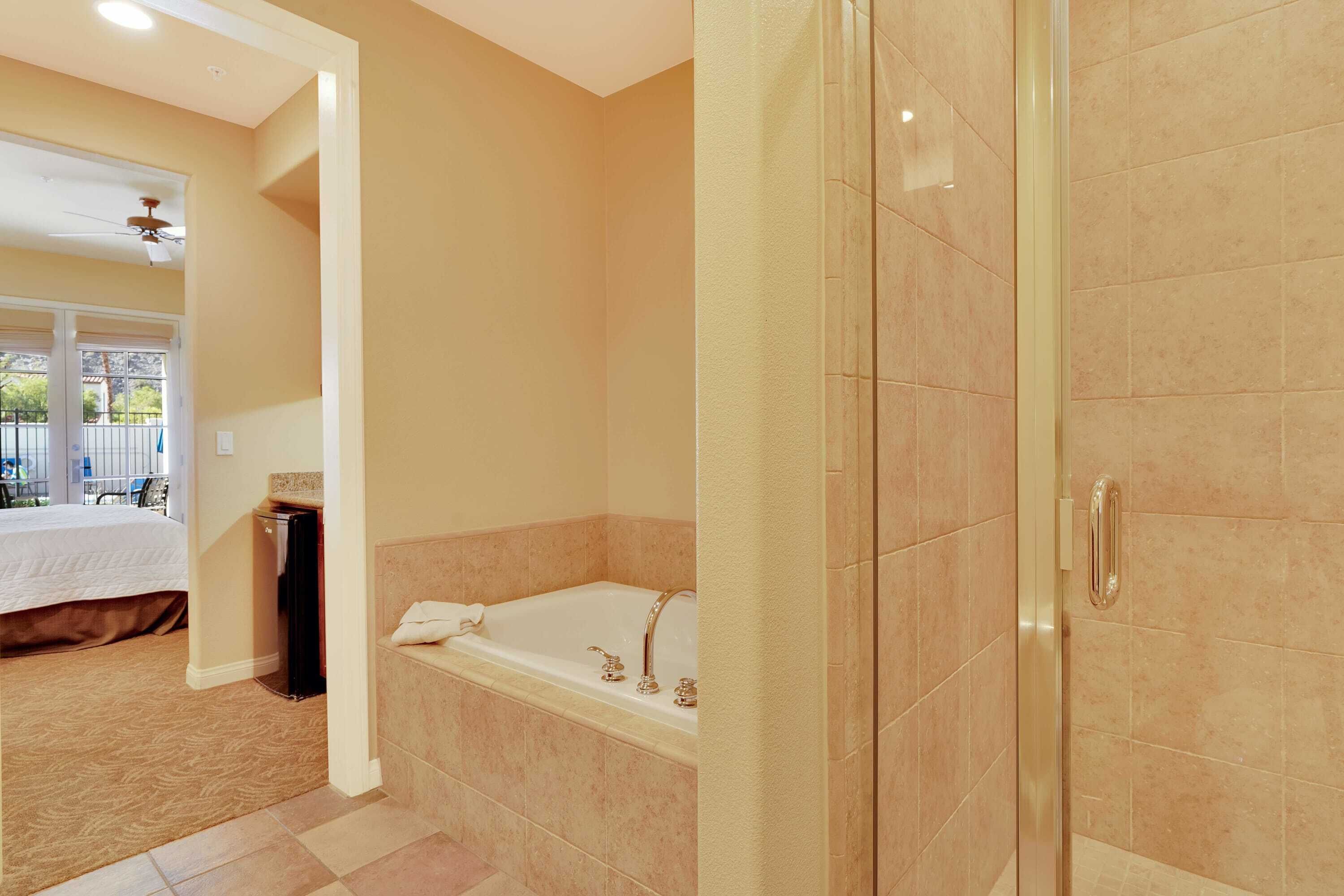 Une salle de bain avec une baignoire, une douche et des toilettes.