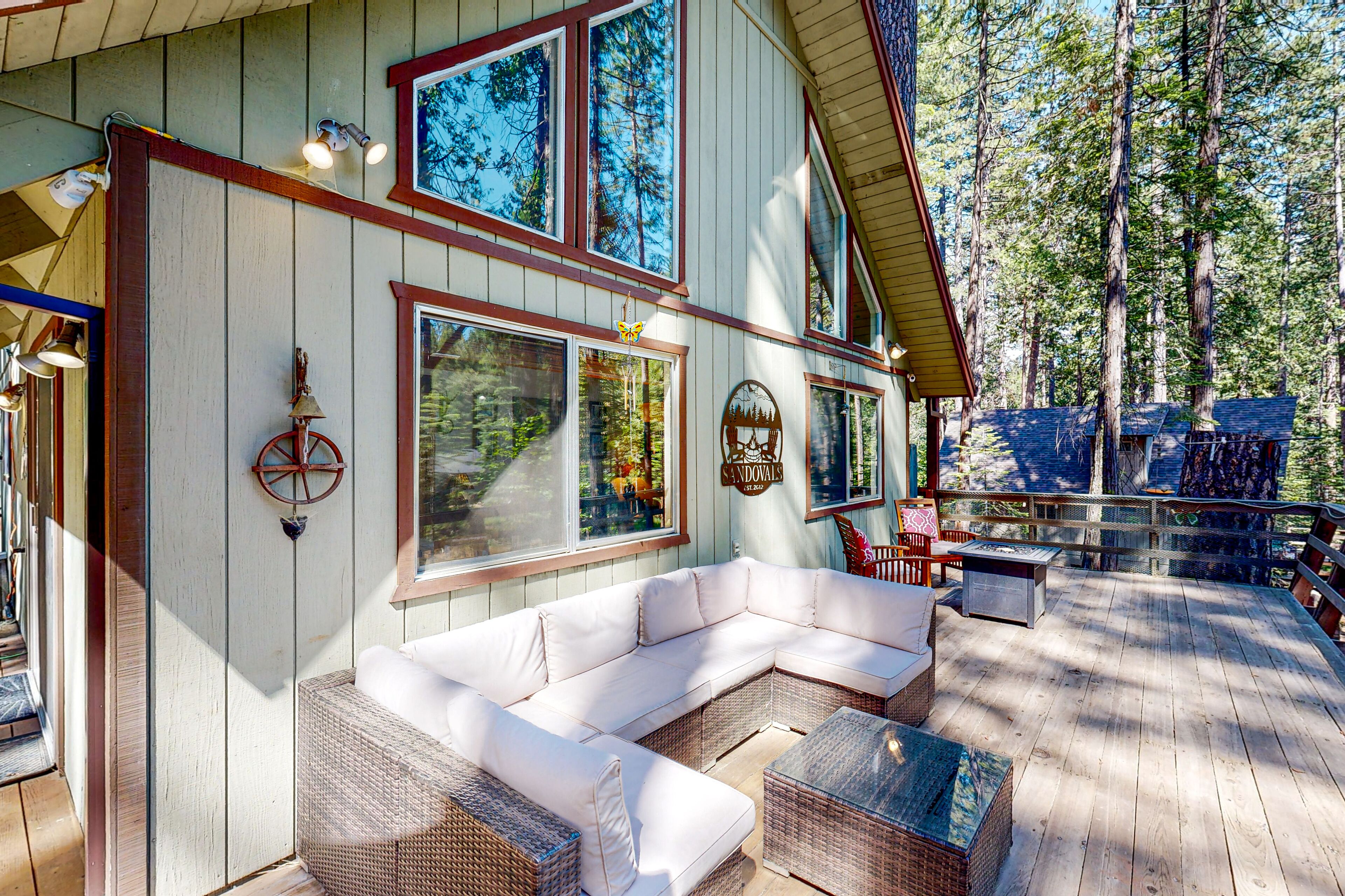 Alpine gem with private deck & yard + on-site lakes, pool, golf, & rec courts