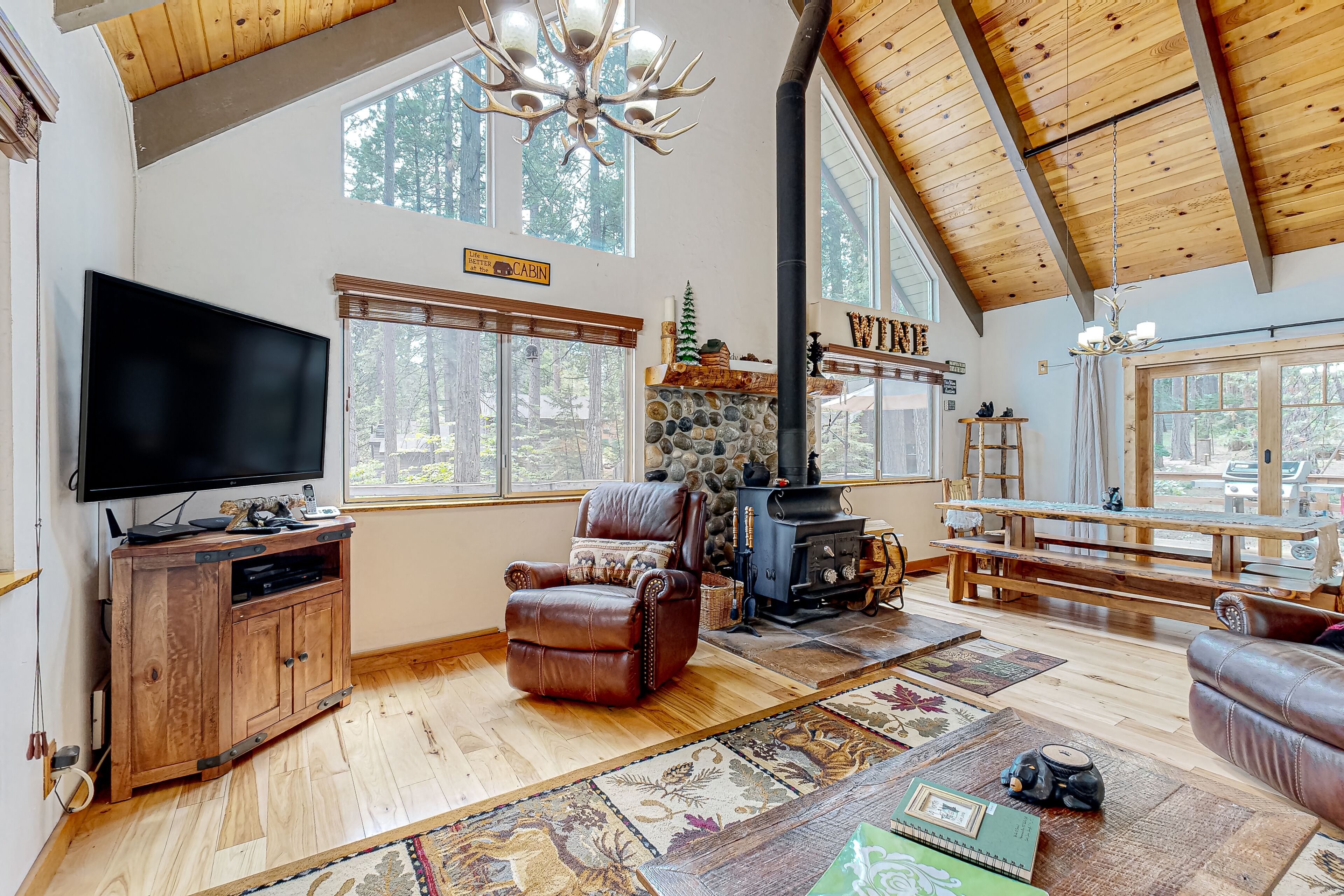 Alpine gem with private deck & yard + on-site lakes, pool, golf, & rec courts